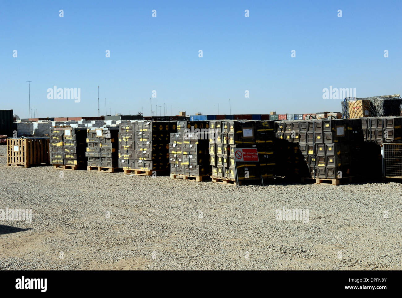 Munition Munition Munition Schwarzpulver Munition Kugeln Bombe Raketen Granaten Munition Boxen 7,62 mm rund Stockfoto