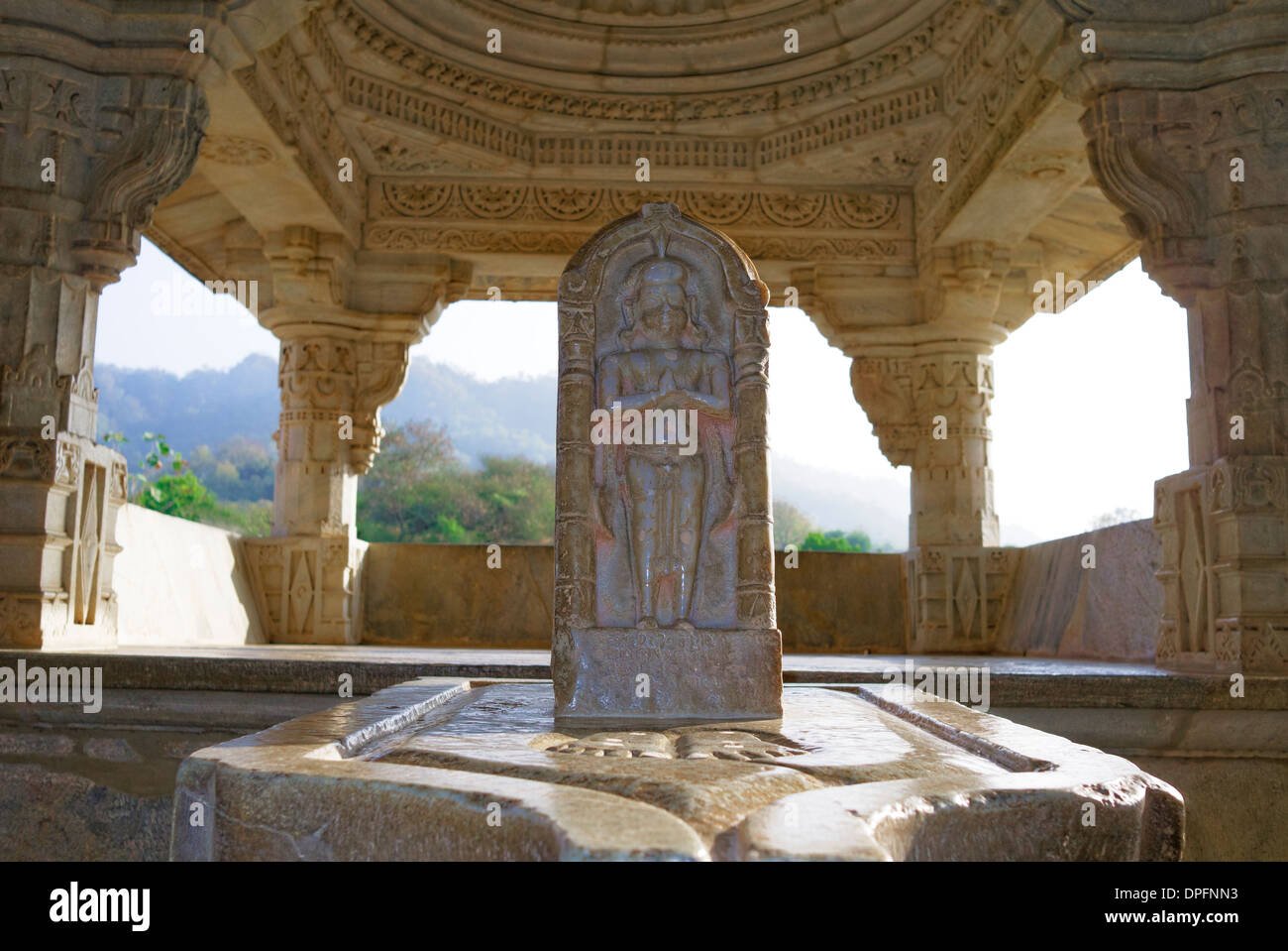Ranakpur Tempel des Jainismus Idol und bekannt für geschnitzte Säulen antike Architektur Entwürfe Rajasthan Indien. Stockfoto