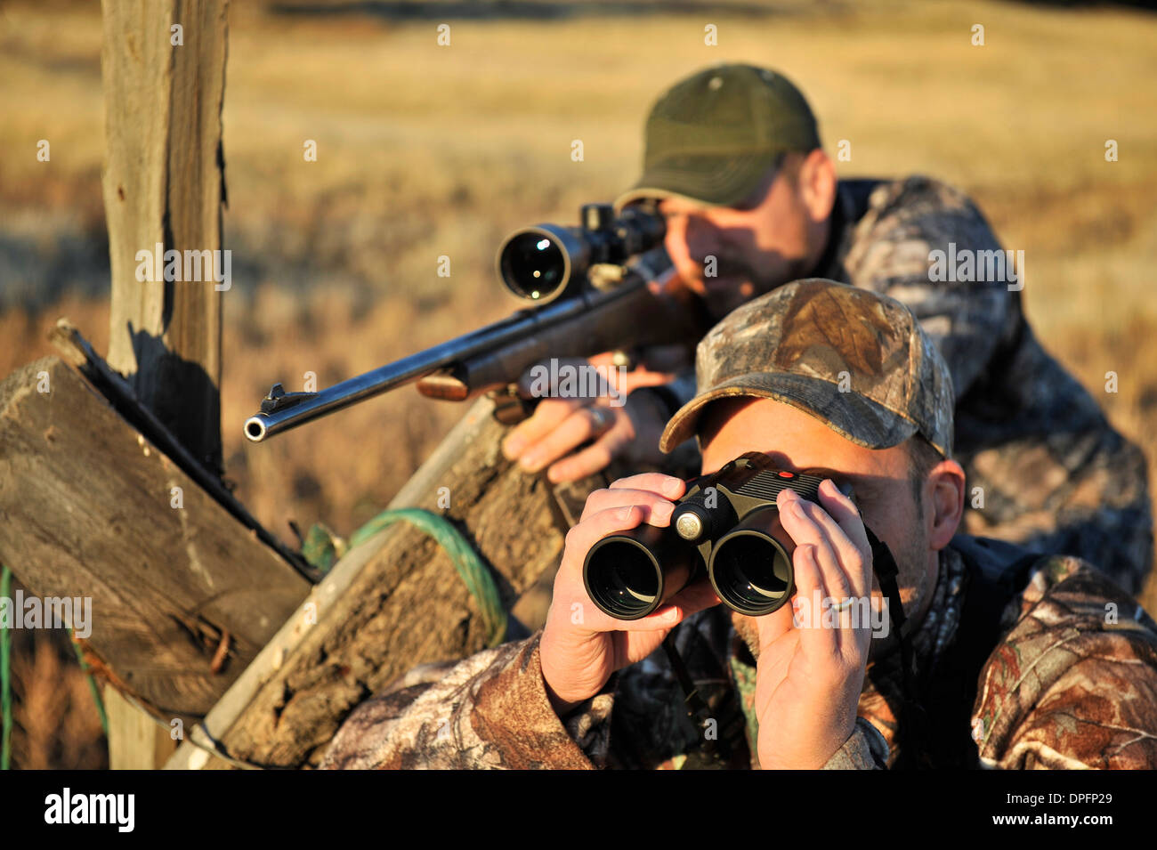 Zwei Hirsche Jäger mit Gewehr und Ferngläser, John Day, Oregon, USA Stockfoto