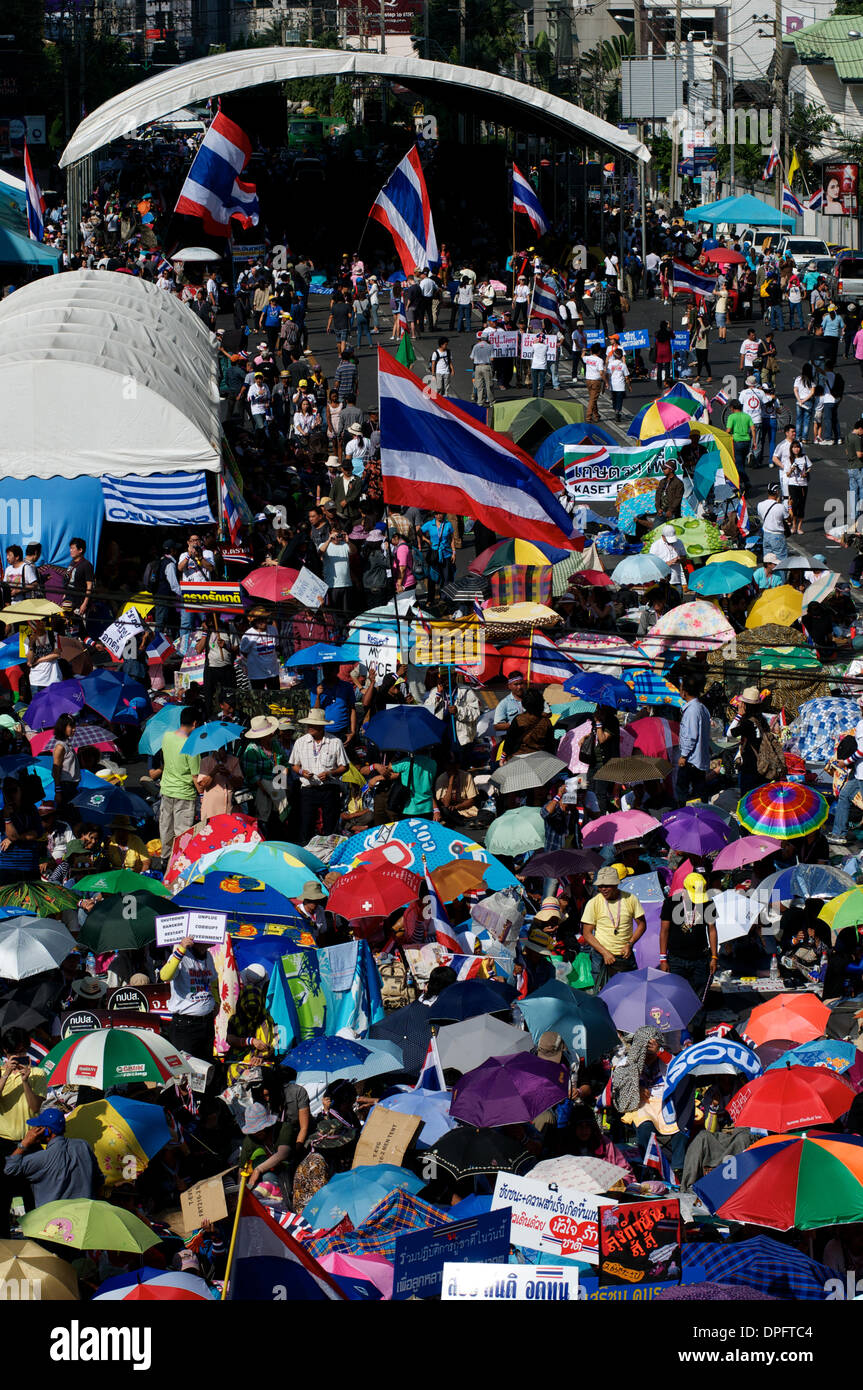 Bangkok. 13. Januar 2014. Zehntausende von Anti-Regierungs-Demonstranten Thai Fahnen winken und die Kreuzung der Straßen & Sukhumvit Asok zu blockieren. Zehntausende von Demonstranten gingen auf die Straße um den Rücktritt von Ministerpräsident Thailands Yingluck Shinawatra fordern. "Shutdown Bangkok" ist durch das Volk demokratische Reform Committee (Separatistischen) organisiert.  Bildnachweis: Kraig Lieb / Alamy Live News Stockfoto