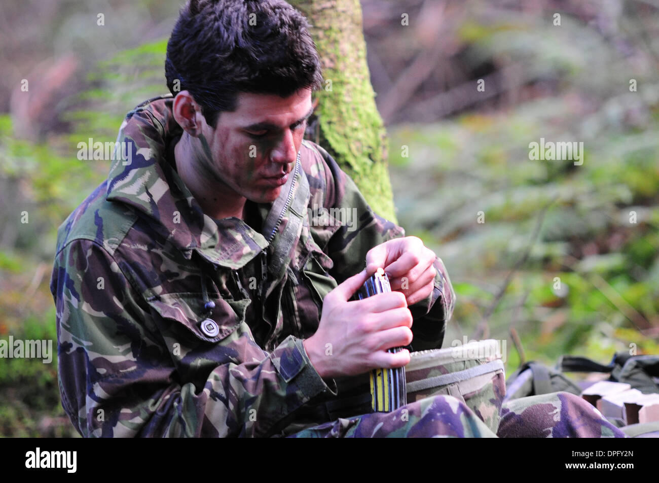 Britische Lote, laden seine Zeitschrift mit 5,56-mm-Runden Stockfoto