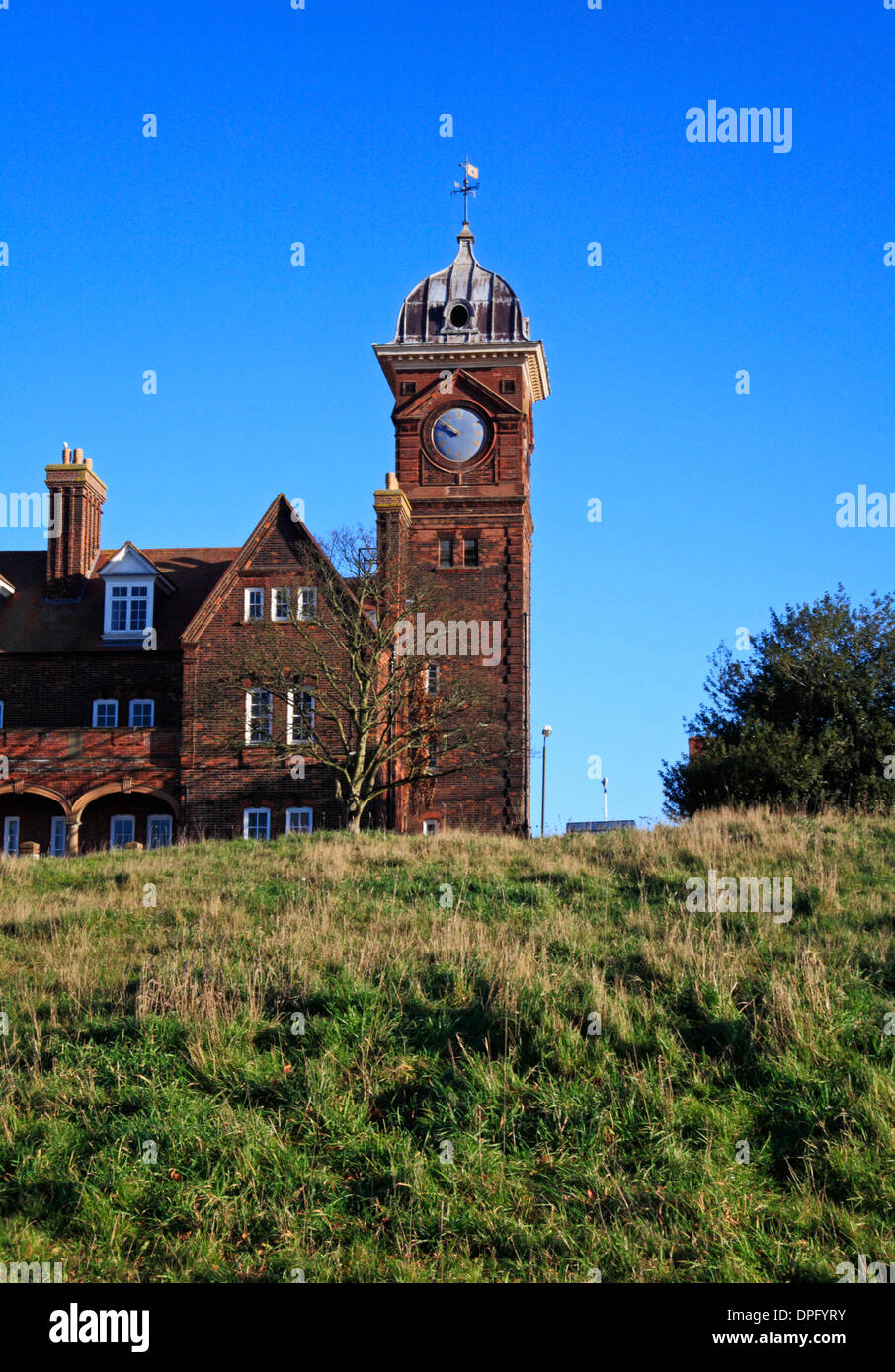 Ein Blick auf den Uhrturm am HM Gefängnis in Mousehold Heath, Norwich, Norfolk, England, Vereinigtes Königreich. Stockfoto