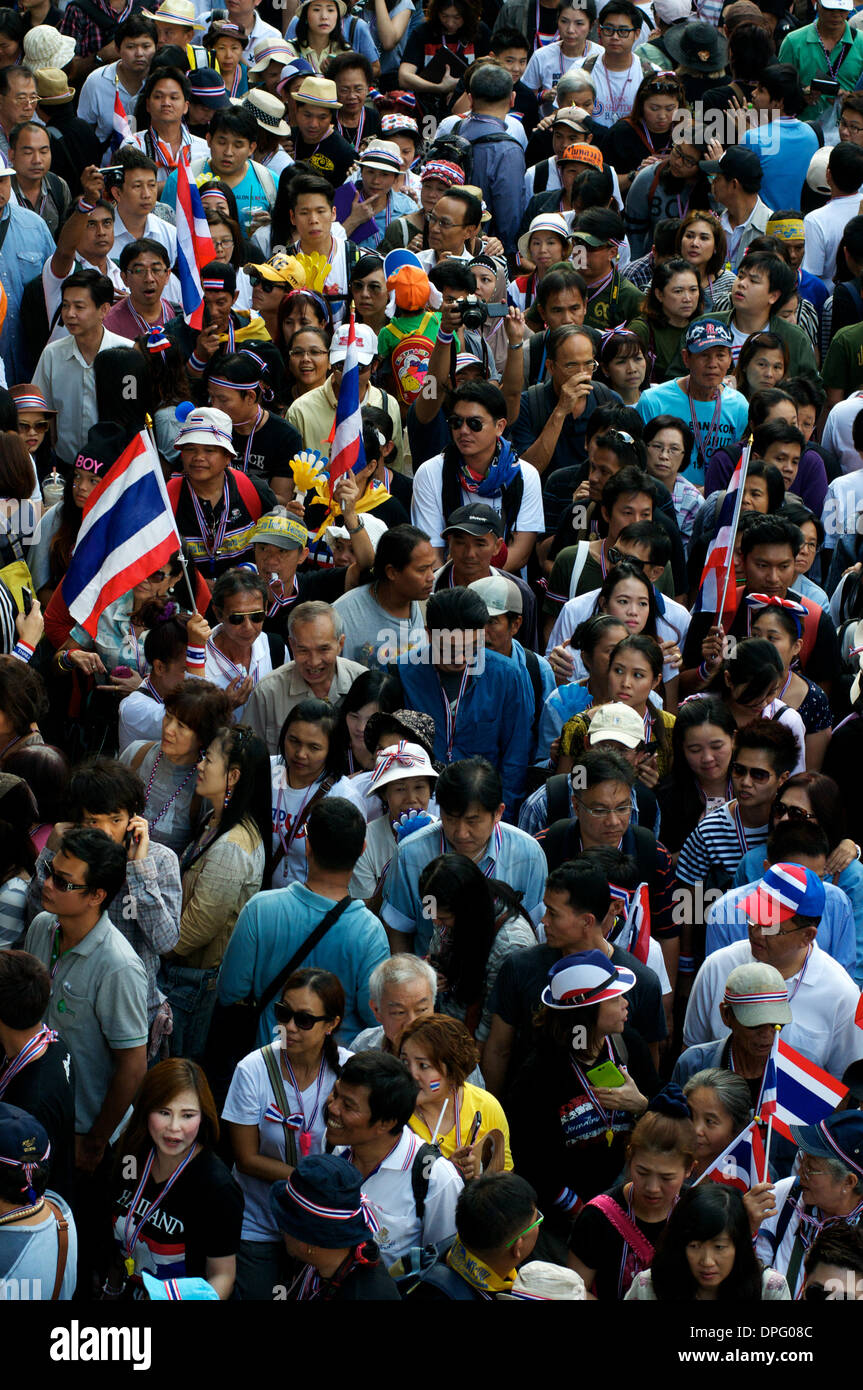 Bangkok, Thailand. 13. Januar 2014. Anti-Regierungs-Demonstranten blockieren Rama 1 Road im Zentrum von Bangkok. In einer versuchten Herunterfahren von Bangkok gingen zehntausende von Demonstranten auf die Straße um den Rücktritt von Ministerpräsident Thailands Yingluck Shinawatra fordern. "Shutdown Bangkok" ist durch das Volk demokratische Reform Committee (Separatistischen) organisiert.   Bildnachweis: Kraig Lieb / Alamy Live News Stockfoto