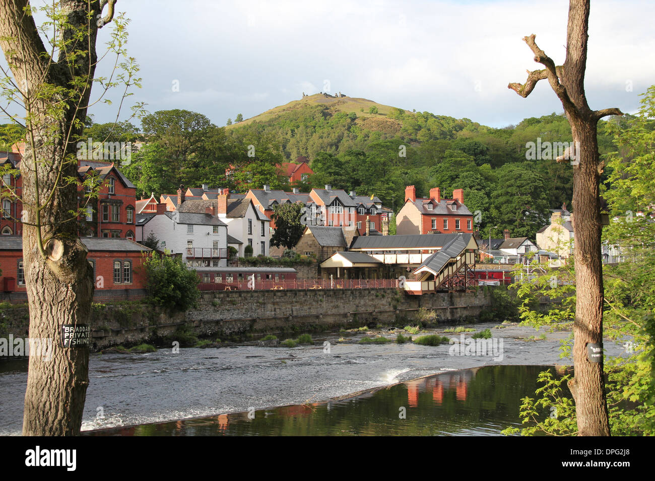 Fluß Dee und Castell Dinas Brân in Llangollen mit dem Dampf-Bahnhof im Hintergrund. Stockfoto