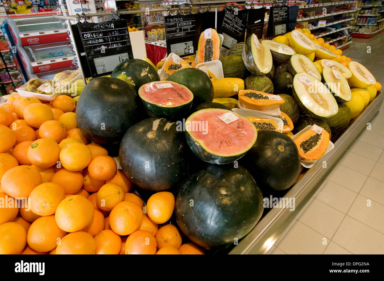 frisches Obst und Gemüse im Supermarkt Lebensmittel Lebensmittel Obst Gemüse produzieren Displays angezeigt Isle Stockfoto