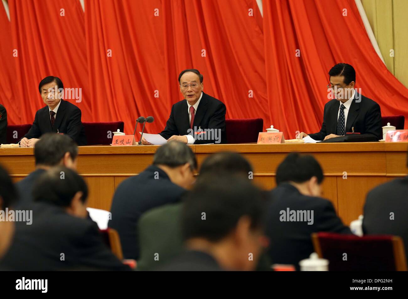 Peking, China. 14. Januar 2014. Wang Qishan (hinten, C), Mitglied des ständigen Ausschusses des Politbüros des Zentralkomitees der kommunistischen Partei von China (CPC) und Sekretär der CPC Zentralkommission für Disziplin Inspektion (CCDI), gibt ein Arbeitsbericht über die Anti-Korruptions-Bekämpfung und die Partei Integrität Bau während der dritten Plenarsitzung des 18. CPC Zentralkommission für Inspektion der Disziplin , in Peking, Hauptstadt von China, 13. Januar 2014. © Liu Weibing/Xinhua/Alamy Live-Nachrichten Stockfoto