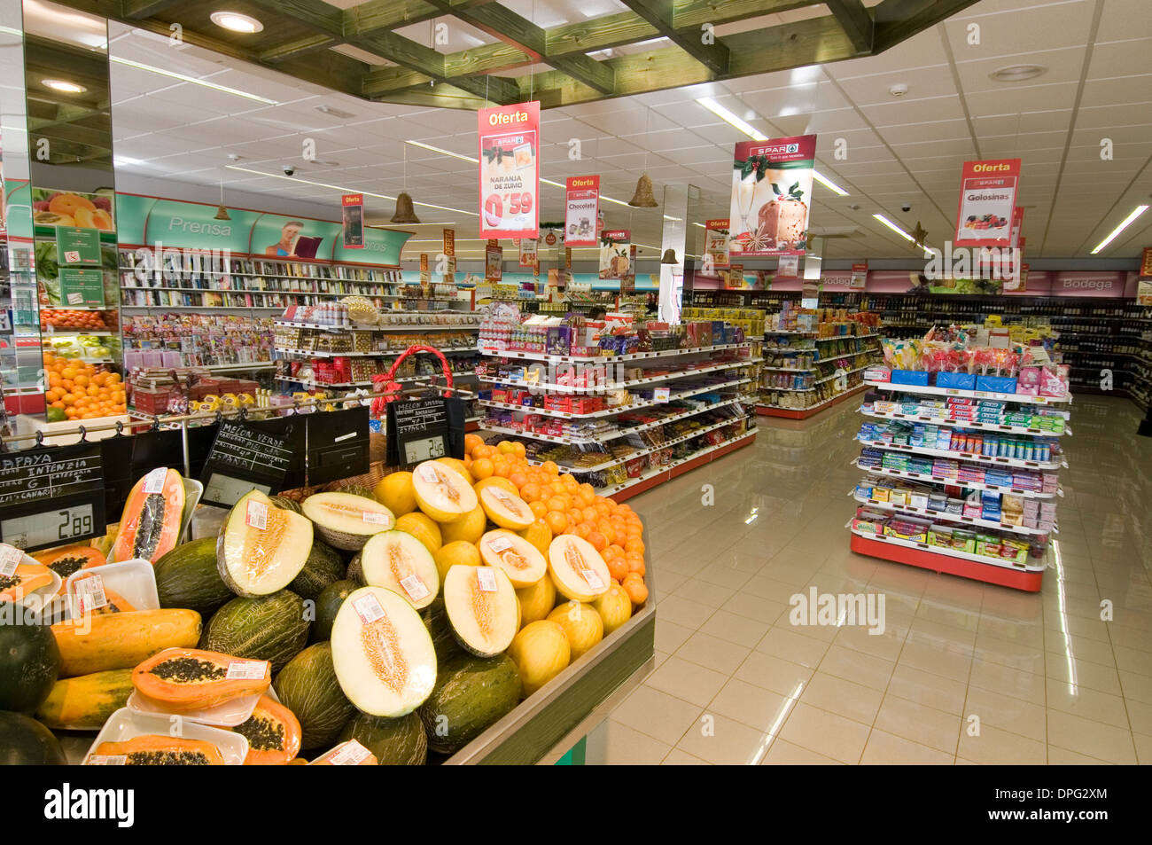 frisches Obst und Gemüse im Supermarkt Lebensmittel Lebensmittel Obst Gemüse produzieren Displays angezeigt Isle Stockfoto