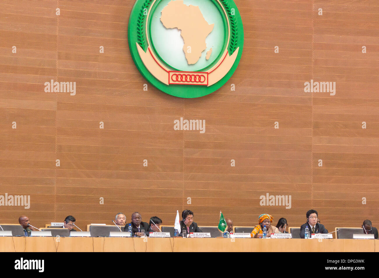 Addis Abeba, Äthiopien. 14. Januar 2014. H.E Mr Shinzo Abe, Prime Miinister von Japan, H.E Dr. Nkosazana Dlamini-Zuma, Vorsitzende der Kommission der Afrikanischen Union und Ehrengäste bei Japan Premierminister Besuch am 14. Januar 2014, Hauptquartier der Afrikanischen Union in Addis Abeba, Äthiopien. Bildnachweis: Dereje Belachew/Alamy Live-Nachrichten Stockfoto