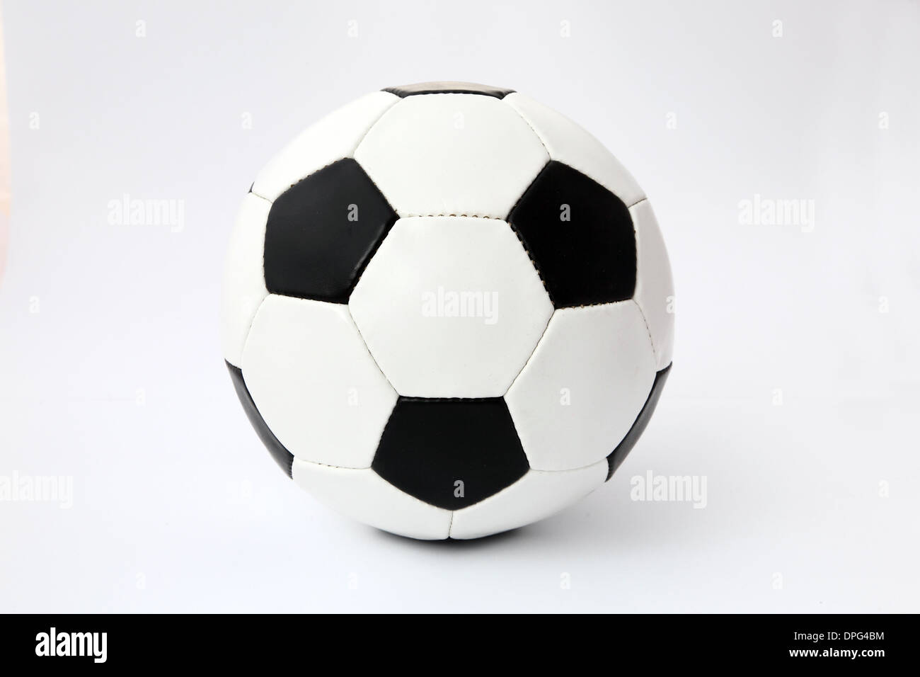 Klassische schwarze und weiße unbranded Fußball- oder Fußball Ball. Stockfoto