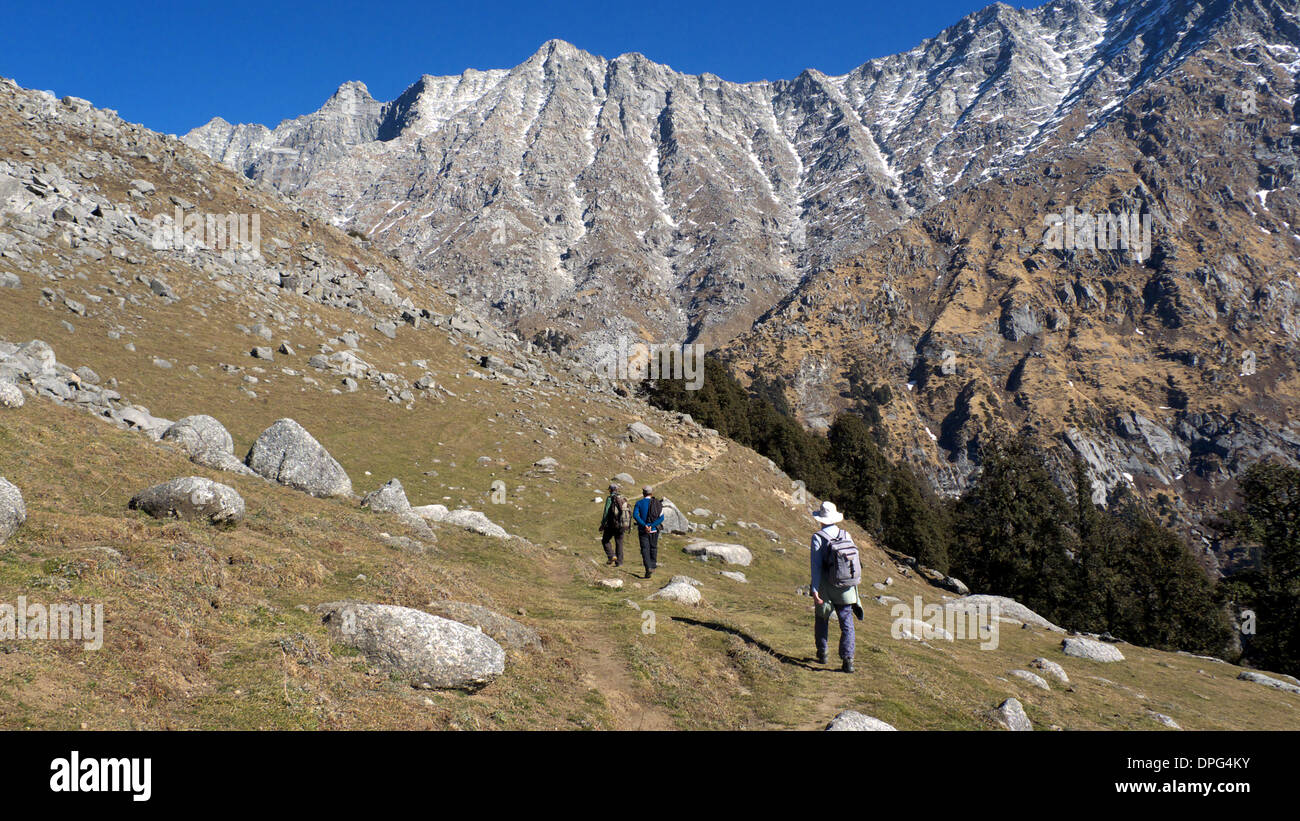 Fuß in Richtung See Got und Indrahar Pass, Dhauladhar Bergen, oberhalb von Mcleodganj, Dharamasala, Himachal Pradesh, Nordindien. Stockfoto