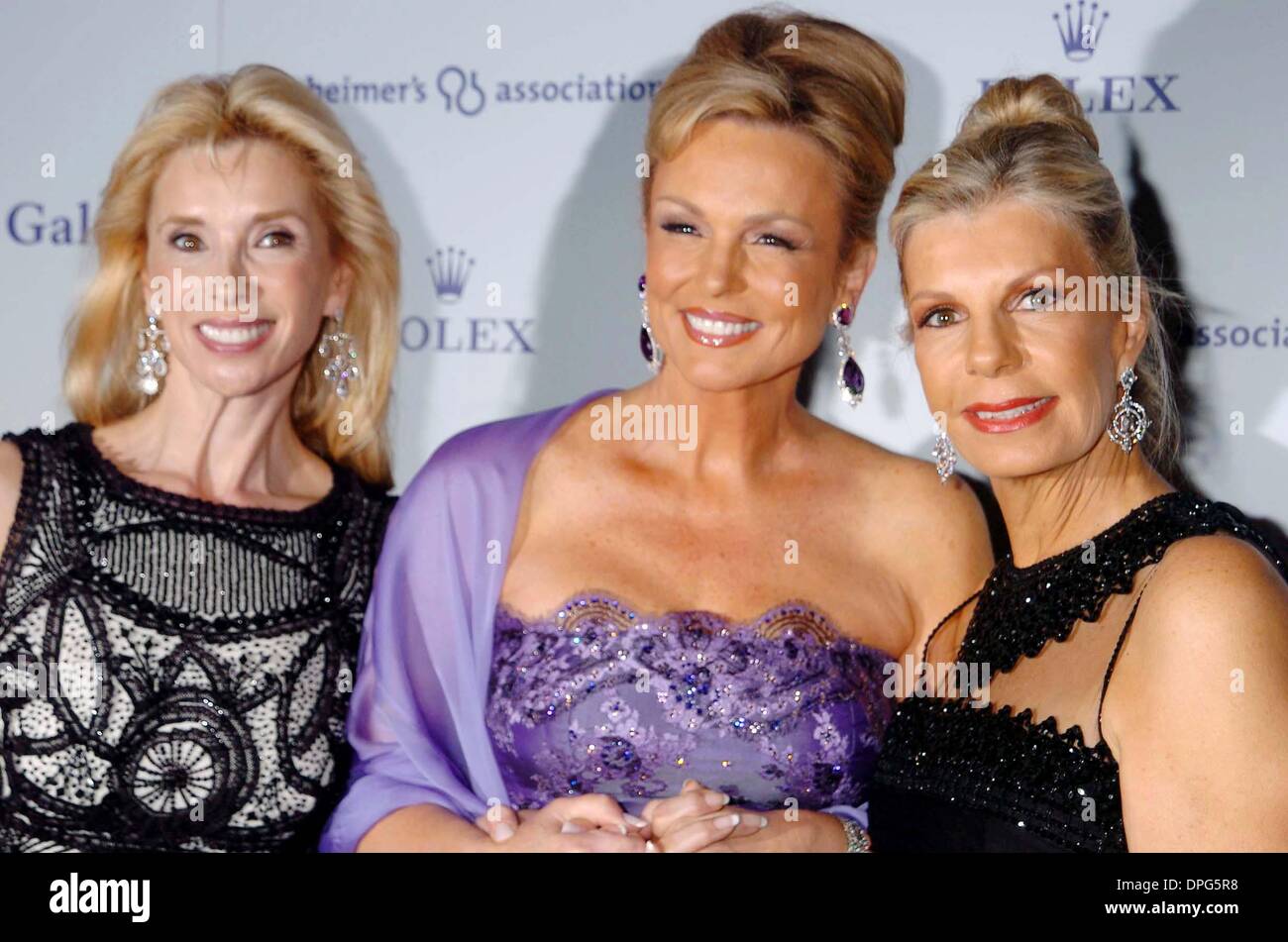 14. November 2006 - New York, New York, USA - die ALZHEIMER Vereinigung RITA HAYWORTH GALA. DAS WALDORF ASTORIA, NEW YORK, NY. COPYRIGHT 2006-. VON LINKS: DEBORAH GRUBMAN, PHYLLIS GEORGE, PRINZESSIN YASMIN AGA KHAN. K50745JKRON (Kredit-Bild: © John Krondes/Globe Photos/ZUMAPRESS.com) Stockfoto