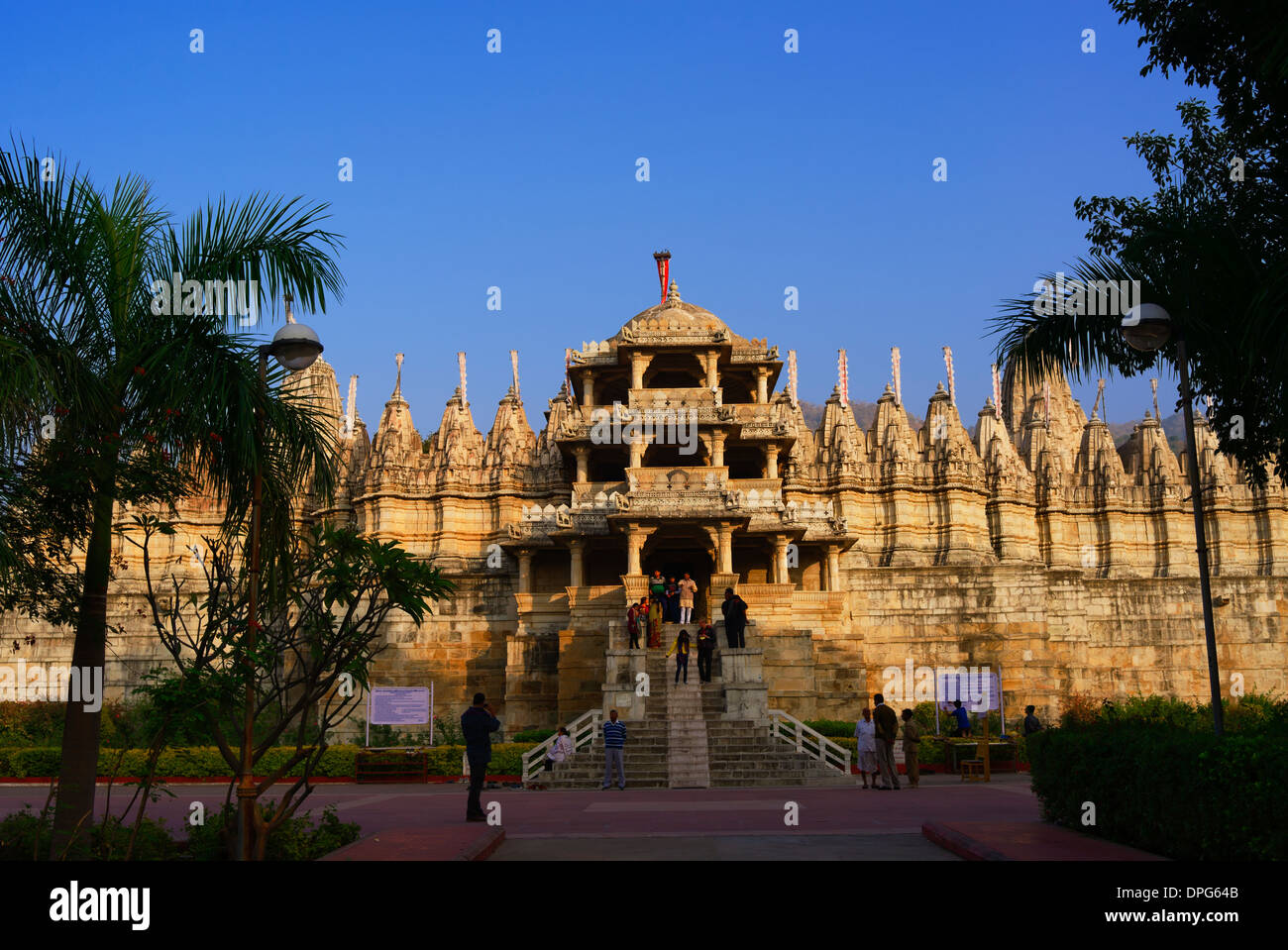 Toursit in Ranakpur Tempel des Jainismus bekannt für ihre geschnitzten Säulen und antiken Architektur, Rajasthan Indien. Stockfoto