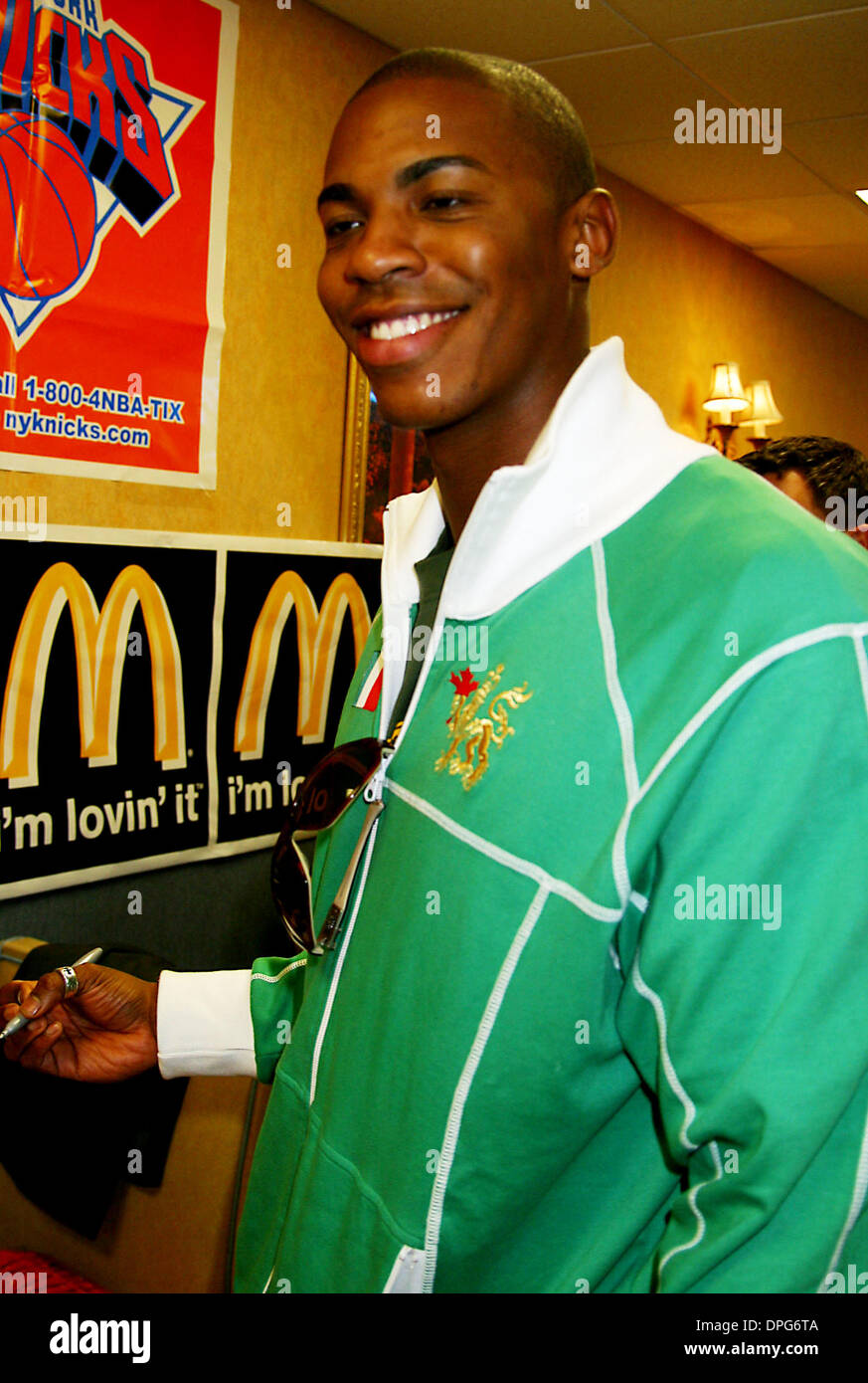 12. Januar 2006 - New York, New York, US - K46412JBU. New York Knicks-Spieler und die Besetzung von "Glory Road'' zu Ehren Martin Luther King Jr. bei McDonalds, NEW YORK New York 12.01.2006. (Kredit-Bild: © Judie Burstein/Globe Photos/ZUMAPRESS.com) Stockfoto