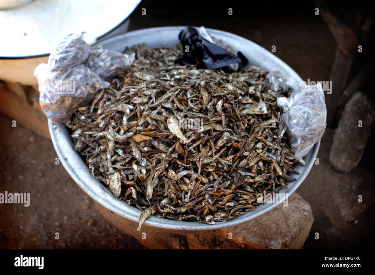 Korb mit getrocknetem Fisch zum Verkauf auf Markt, Accra, Ghana Stockfoto