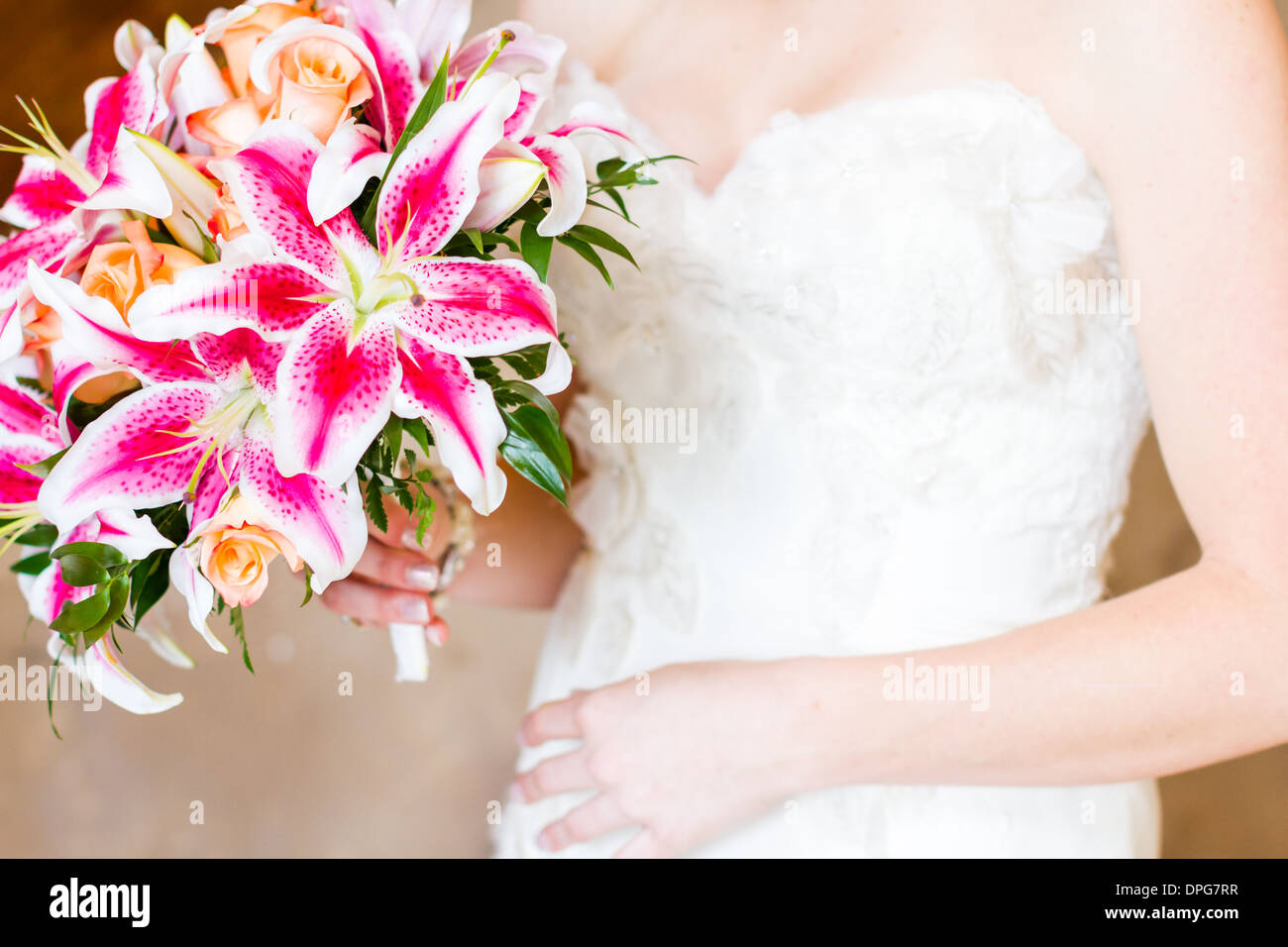 Brautstrauß mit rosa Lilien und orange Rosen Stockfotografie Alamy
