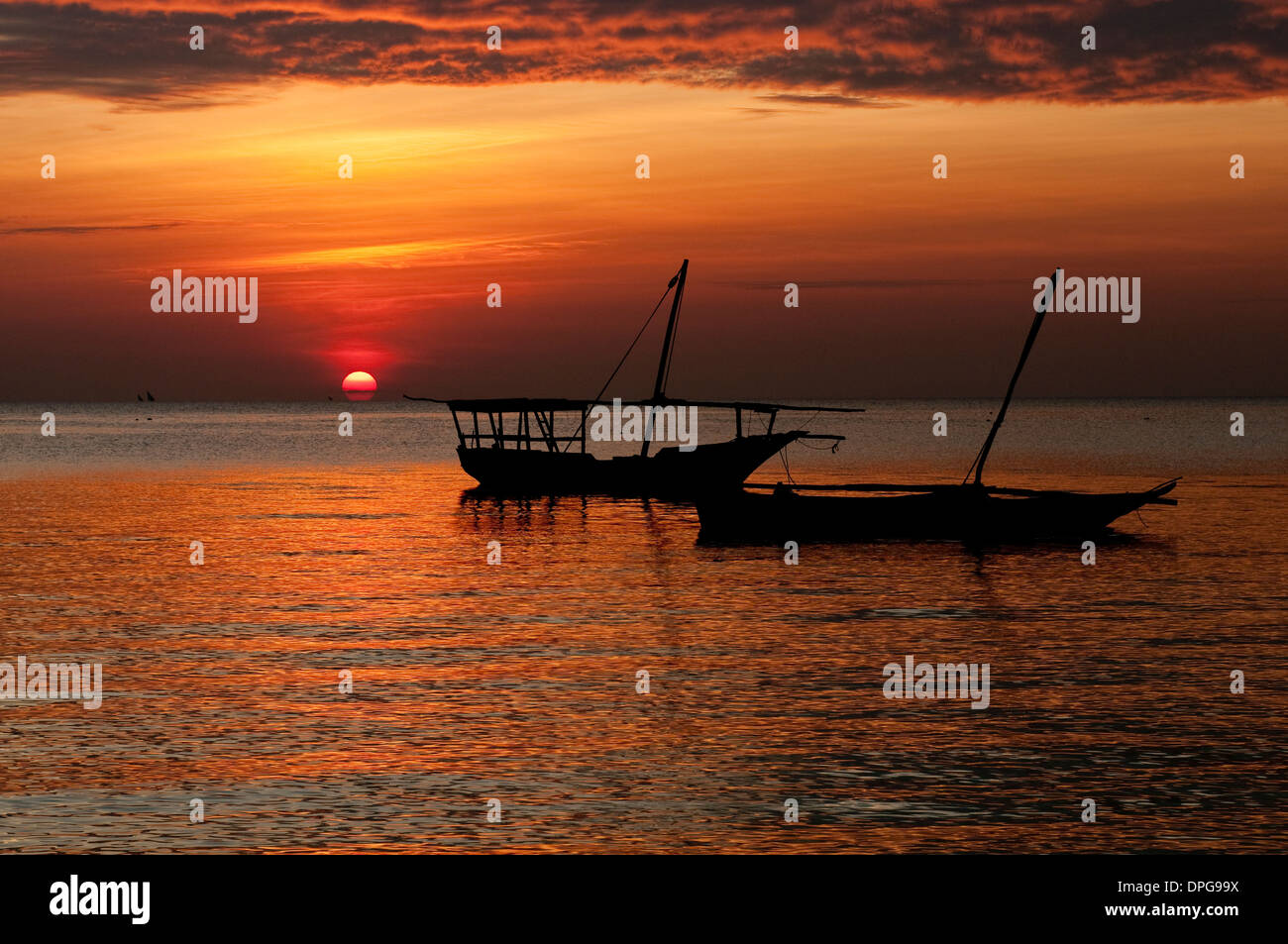Angelboote/Fischerboote bei Sonnenuntergang am Strand Nungwi, Zanzibar Stockfoto