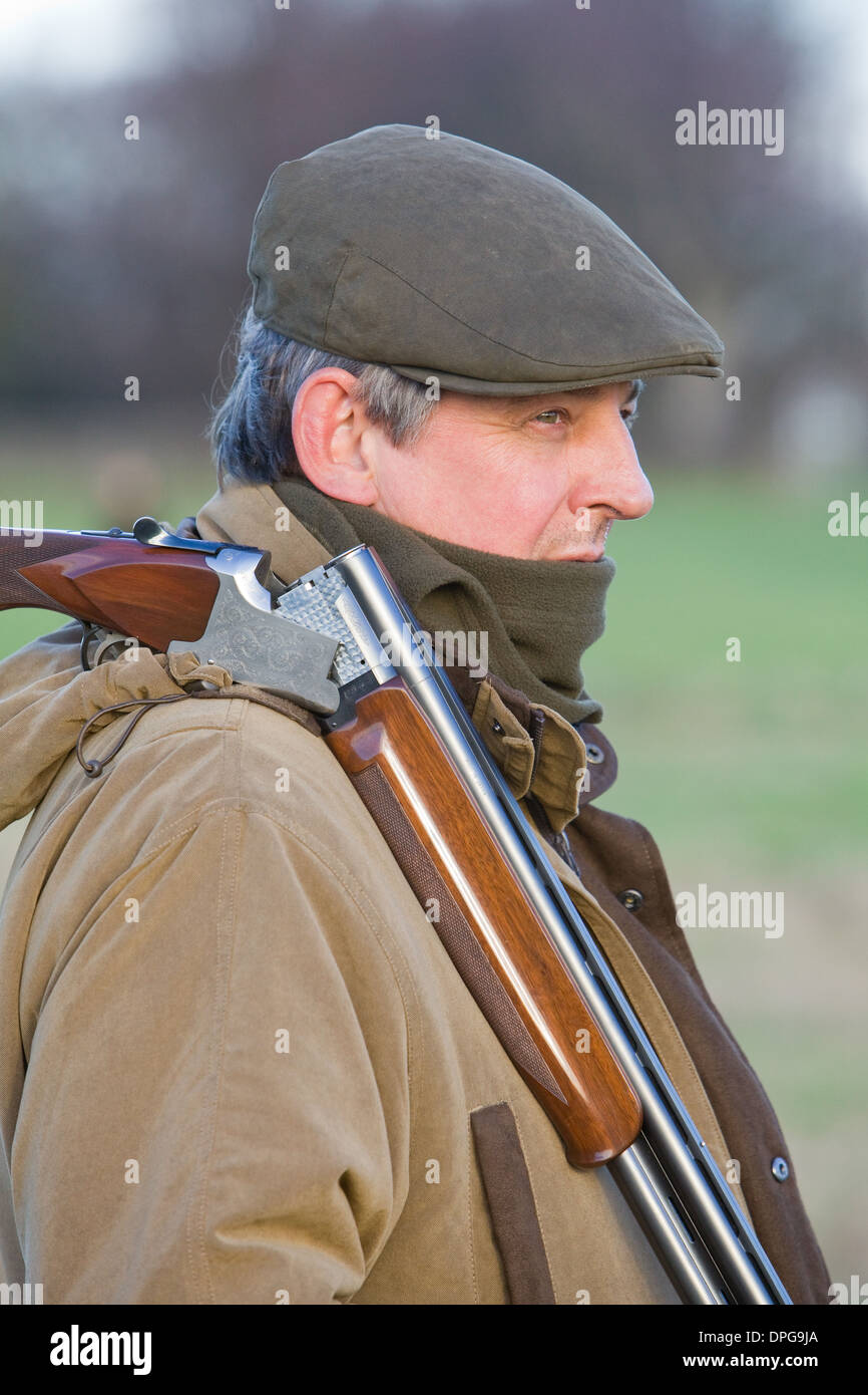 Ein Mann mit einer Schrotflinte auf einem Fasan schießen in England Stockfoto