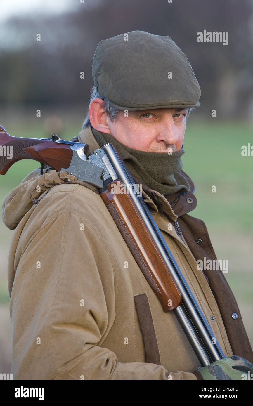 Ein Mann mit einer Schrotflinte auf einem Fasan schießen in England Stockfoto