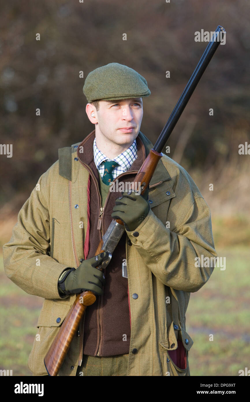 Ein Mann mit einer Schrotflinte auf einem Fasan schießen in England Stockfoto