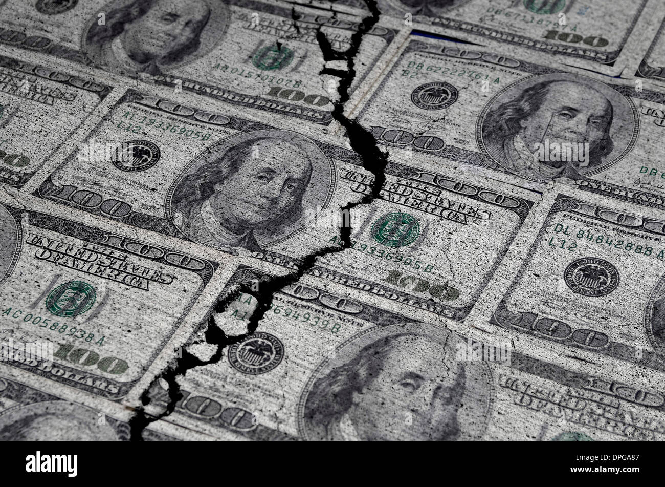 Mehrere US-Dollar gerissen oder zerrissen in der Mitte symbolisiert die Zerstörung der Wirtschaft Stockfoto