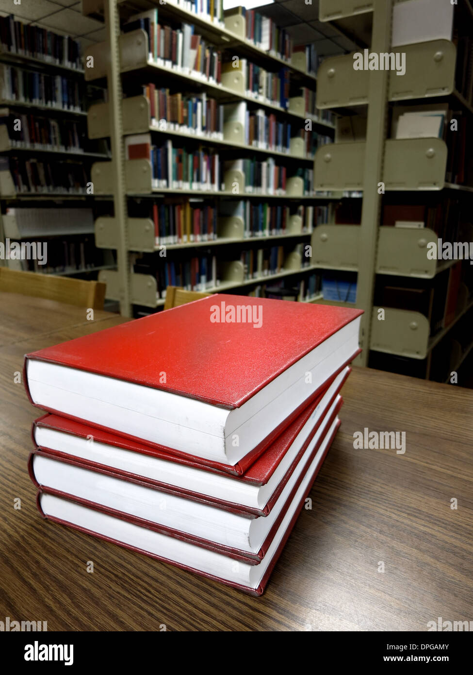 Stapeln von alten Bücher auf einem Schreibtisch oder Tisch in einer Bibliothek Stockfoto
