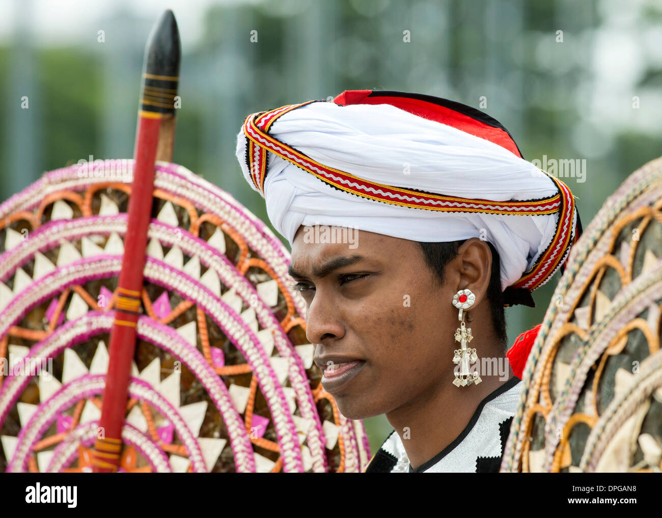 Nahaufnahme von Sri Lanka Mann in Tracht gekleidet.  Trägt Turban Stil Kopfschmuck und reich verzierten Ohr Ring. Stockfoto