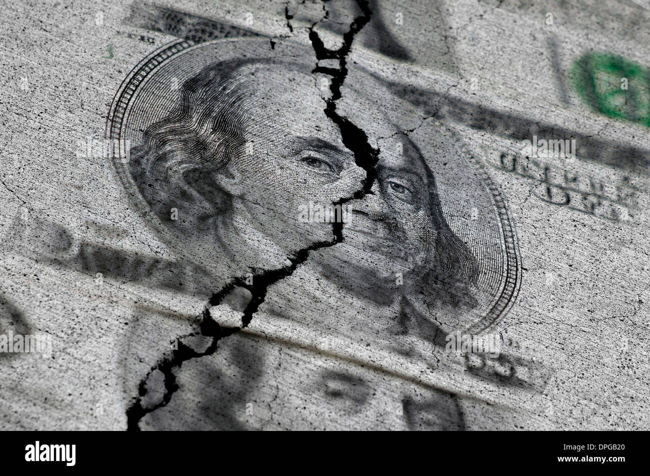 Mehrere US-Dollar gerissen oder zerrissen in der Mitte symbolisiert die Zerstörung der Wirtschaft Stockfoto