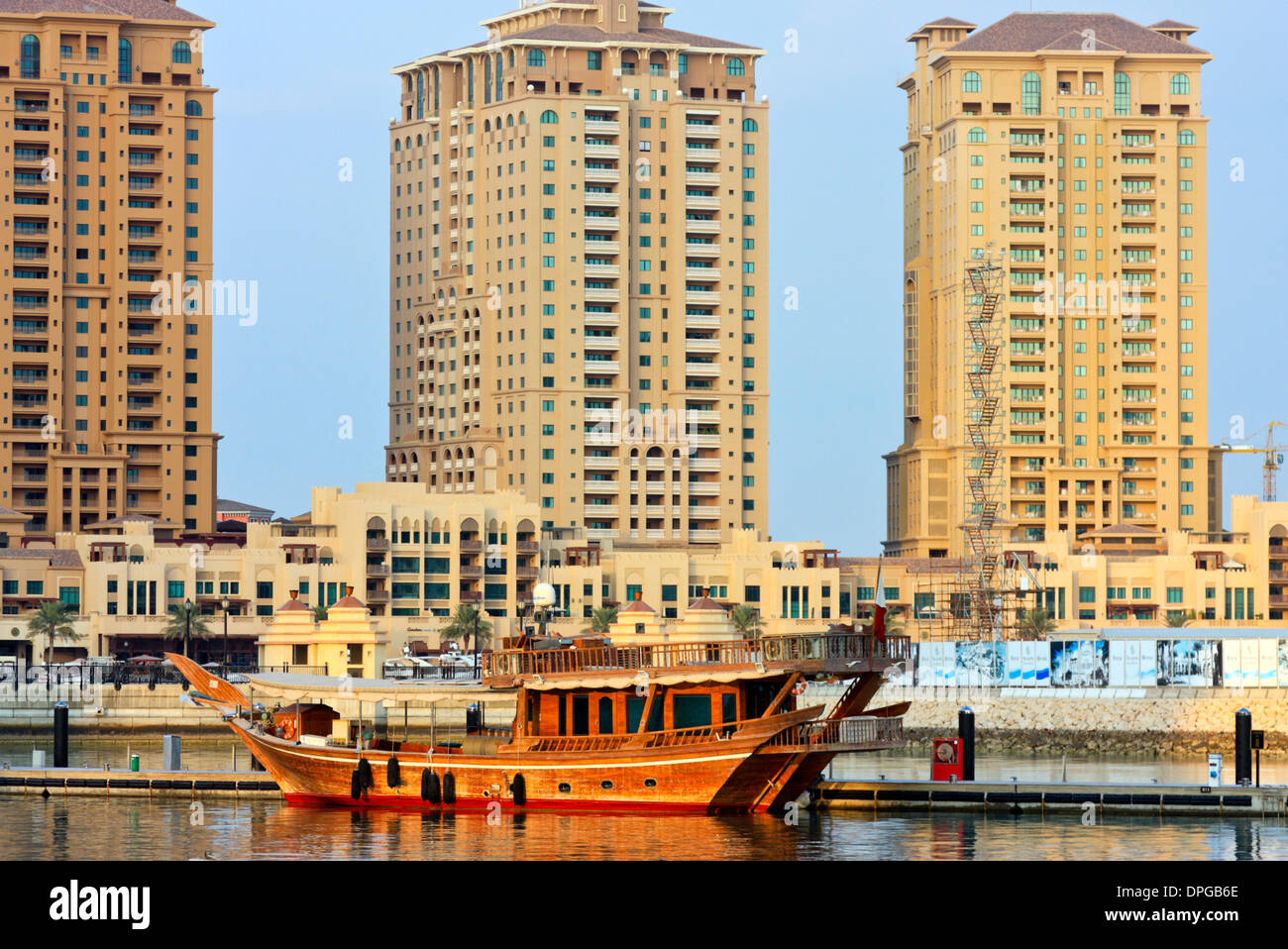 Einer traditionellen Dhau am Steg in der Marina Pearl, Doha, Katar Stockfoto