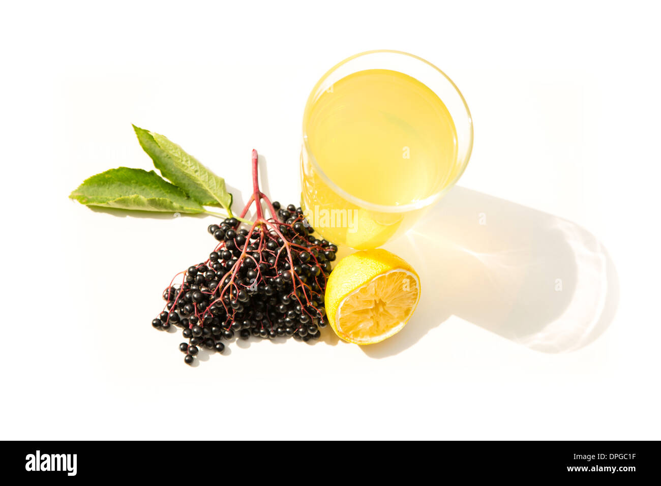 Ein Glas natürliche Limonade mit älteren Beeren. Stockfoto