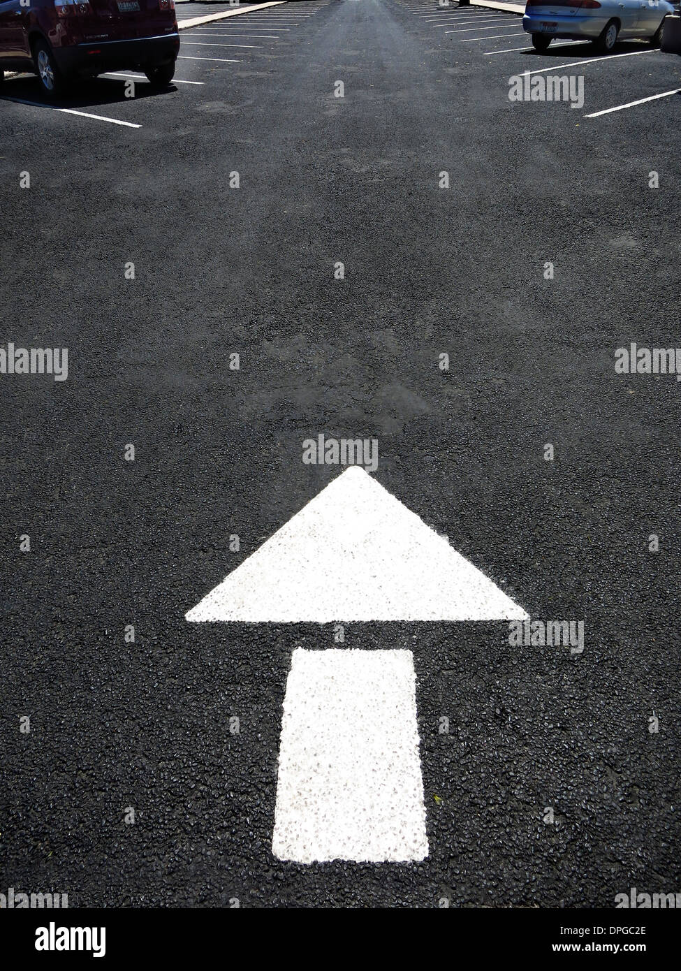 Weißer Pfeil aufgemalt Straße für Autos, Anweisungen zu folgen Stockfoto