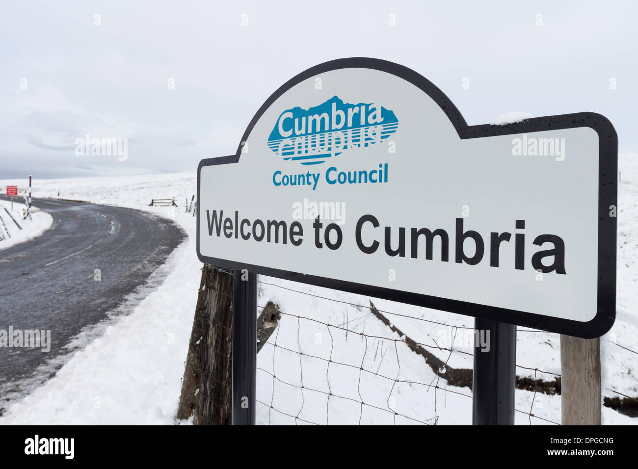 County Durham und Cumbria Grenzen an der B6277 Straße am Yad Moos im oberen Teesdale England UK. 14. Januar 2014.  Nach starkem Schneefall gibt es Bedenken, der als wärmeres Wetter und Regen ankommt wird dieser Schnee schmelzen und Flüsse, die bereits von den letzten schweren Regen geschwollen hinzufügen. Bildnachweis: David Forster/Alamy Live-Nachrichten Stockfoto