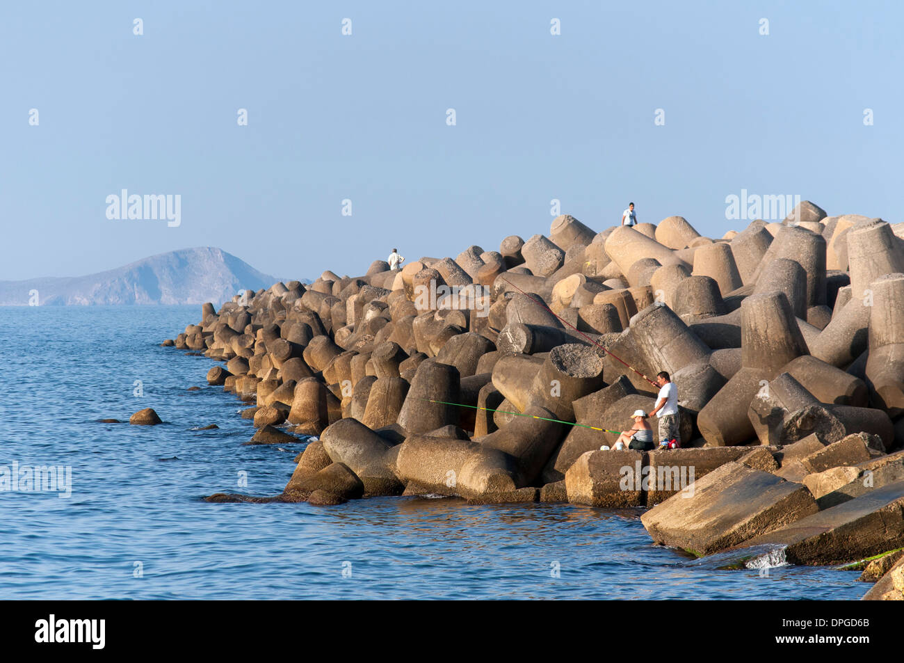 Konkrete vierbeinigen Tetrapoden schützen die Küste vor Wellen und stürmischen Gezeiten in der Nähe von Hafen von Heraklion (Iraklion), Kreta, Griechenland Stockfoto
