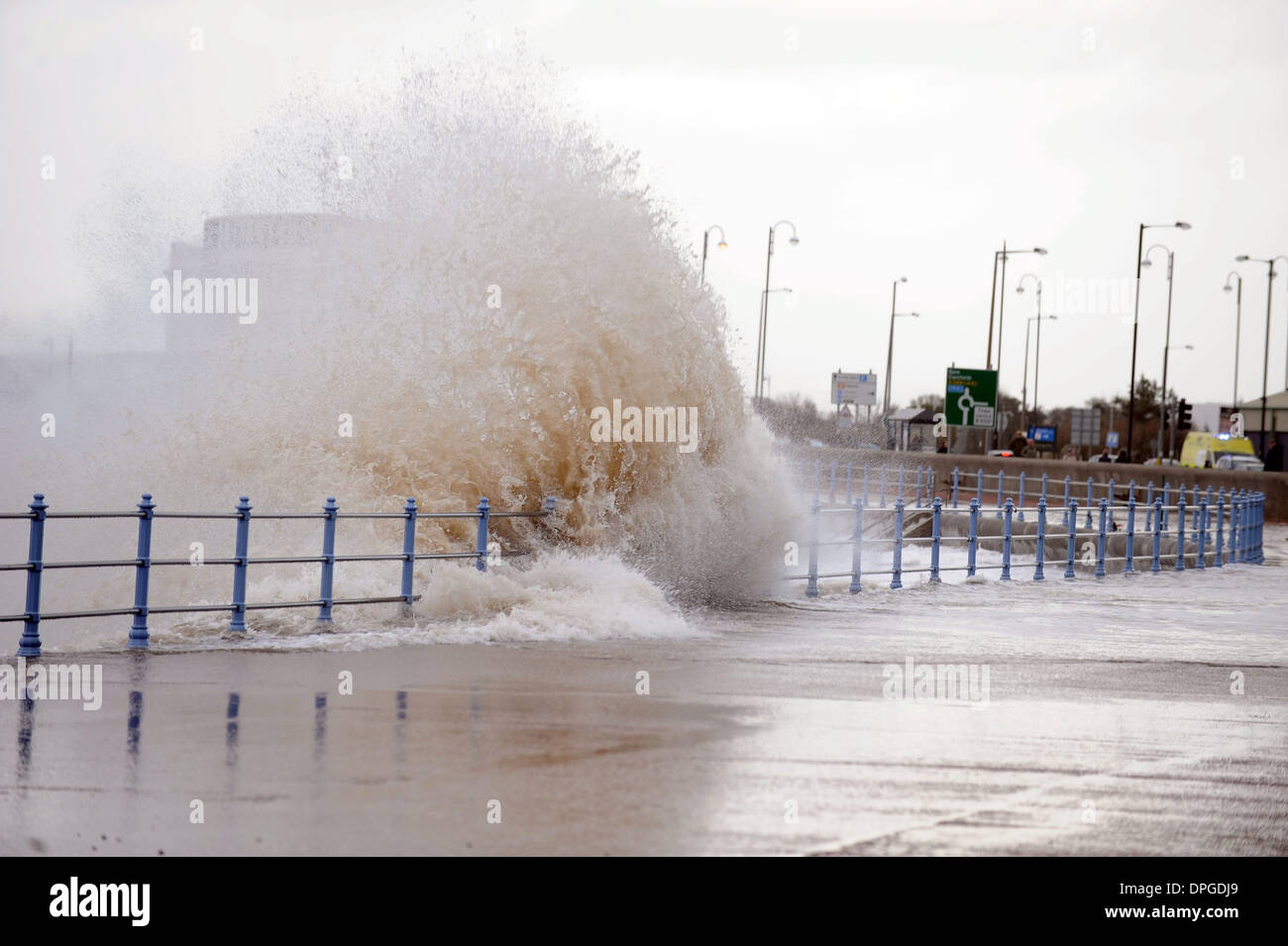 Bild zeigt die Promenade Morecambe, Lancashire, produziert hohe Wellen, die über die Vorderseite des Badeortes Stockfoto