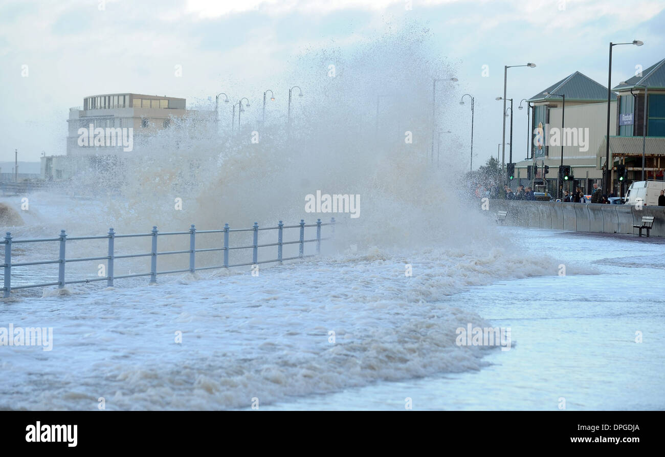 Bild zeigt die Promenade Morecambe, Lancashire, produziert hohe Wellen, die über die Vorderseite des Badeortes Stockfoto