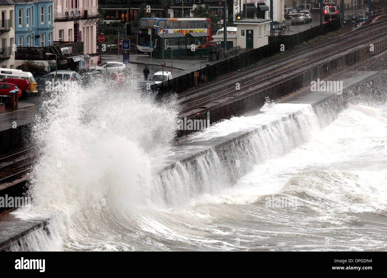 Ein Zug wird durch Wellen zerschlagen, passieren den Bahnhof Dawlish, Devon Stockfoto