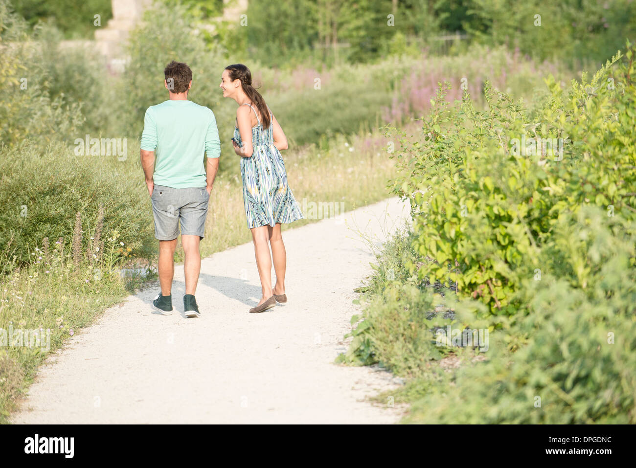 Paar zusammen auf Spaziergang durch den park Stockfoto