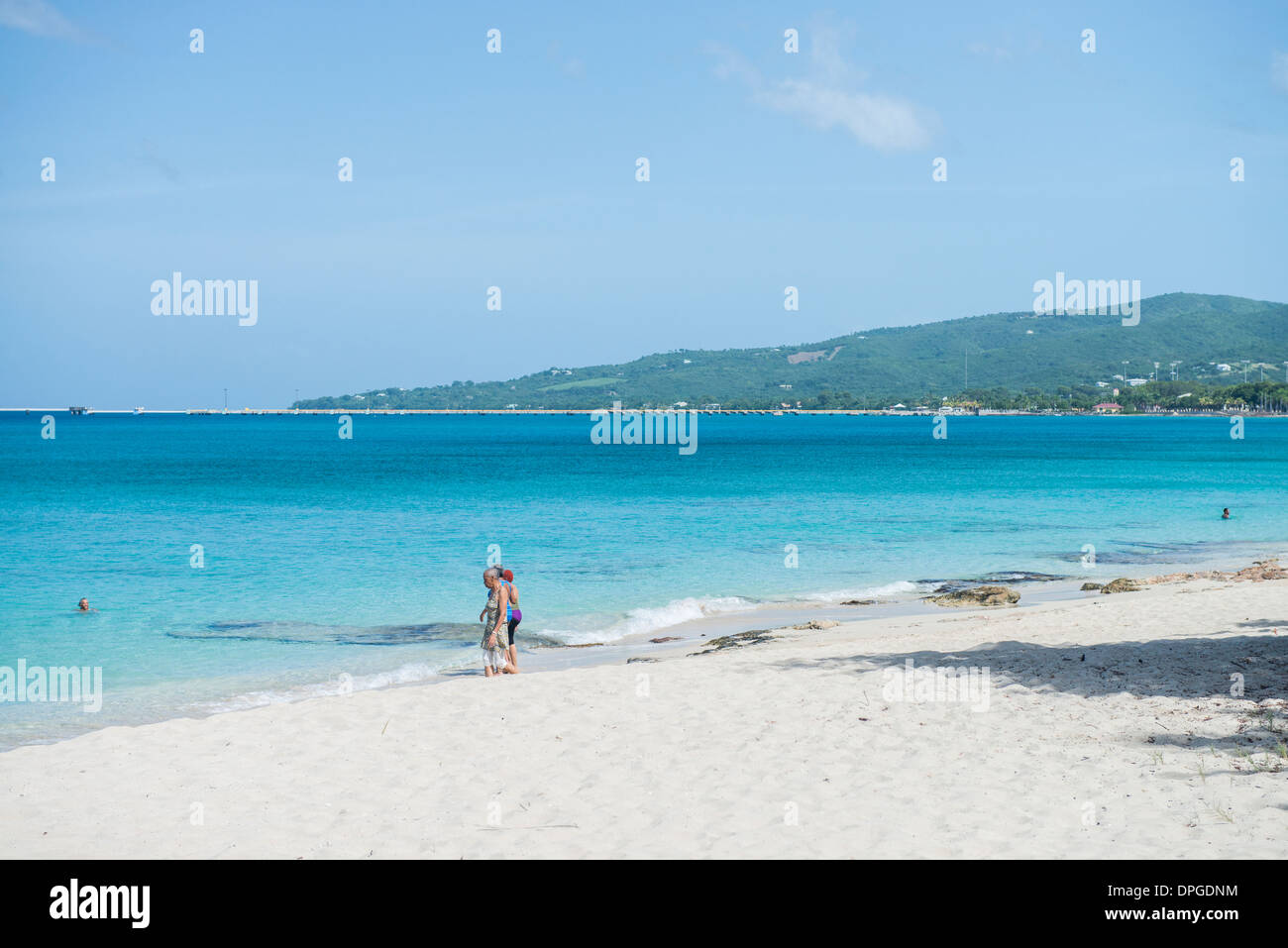 Drei Afrikanische amerikanische Frauen geben Sie die wunderschönen Karibischen Meer von Sandcastle Strand in St. Croix, US Virgin Islands Stockfoto