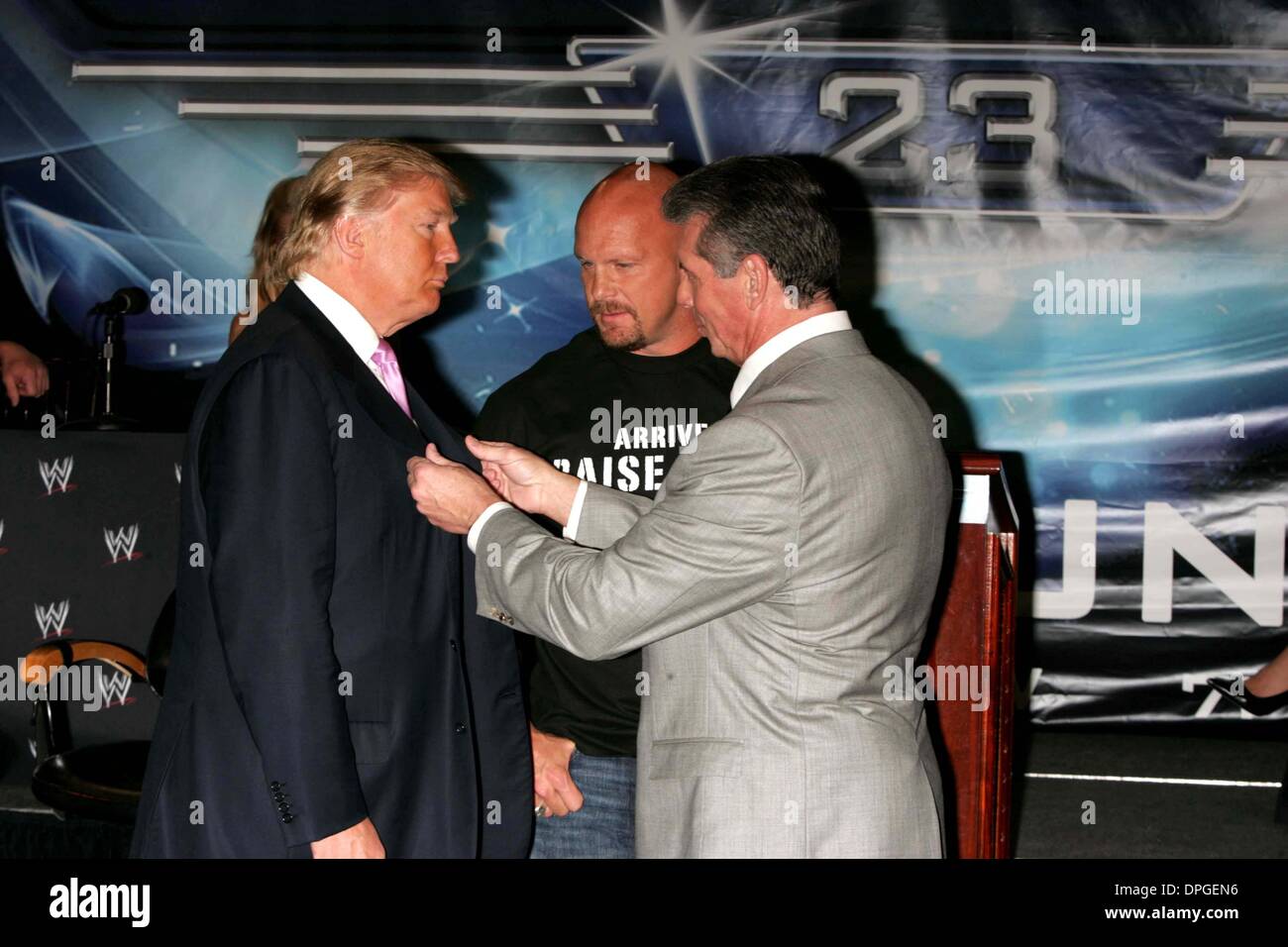 27. März 2006 - New York, New York, USA - ein SCHEINGEFECHT AUSBRICHT zwischen DONALD TRUMP und VINCE McMAHON während einer Pressekonferenz verkündet Pläne für WRESTLEMANIA 23, das Ergebnis dem Willen SETTLE A Wette zwischen TRUMP und McMAHON IN hat die Verlierer den Kopf rasiert. TRUMP TOWERS 28.03.2007.       2007.Vince McMAHON DONALD TRUMP und STEVE AUSTIN. K52377RM (Kredit-Bild: © Ri Stockfoto