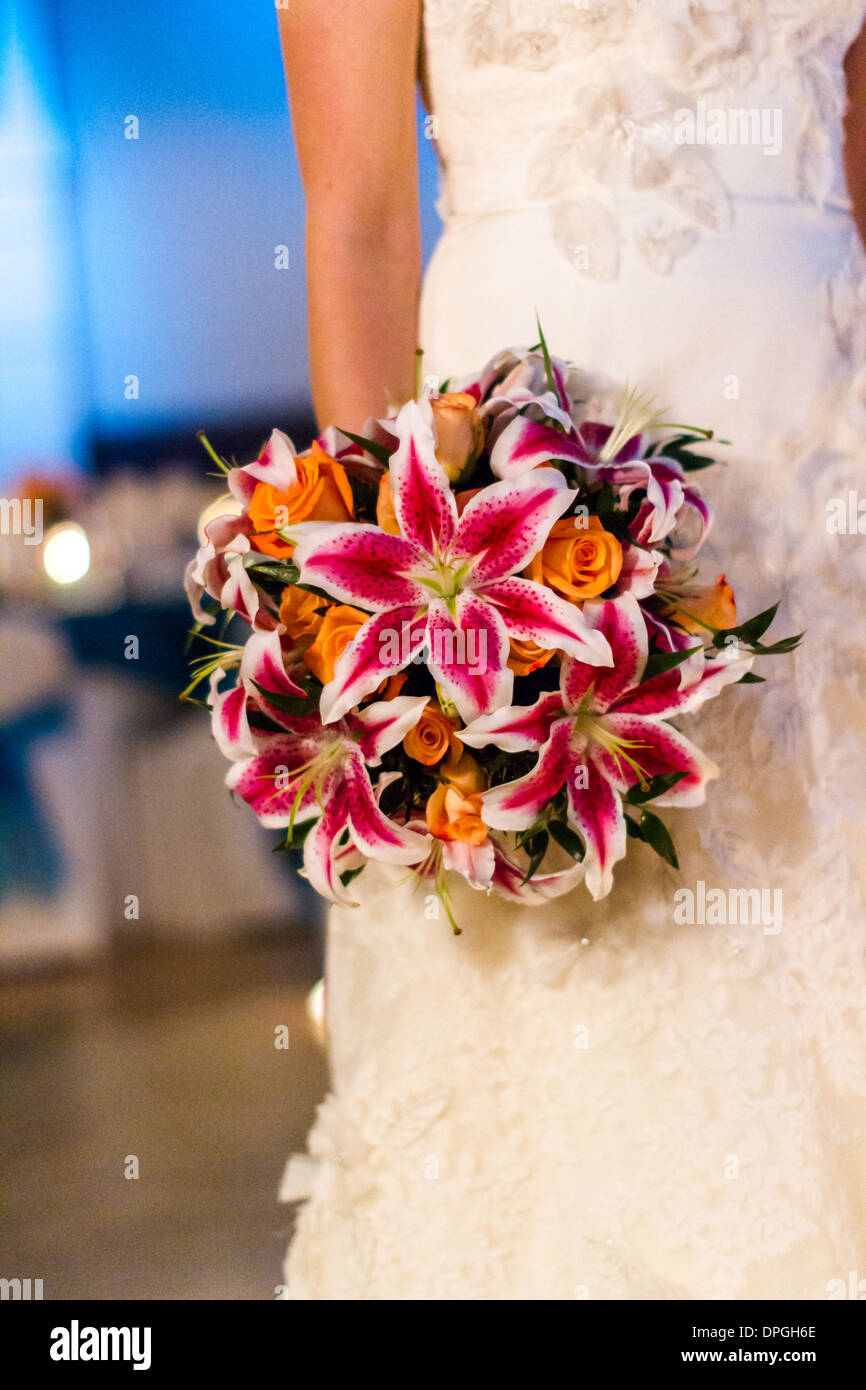 Brautstrauß mit rosa Lilien und orange Rosen Stockfotografie - Alamy
