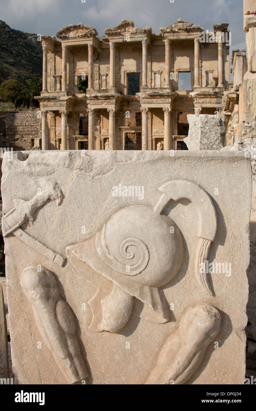 Türkei, Kusadasi, Ephesus, Marmor schnitzen mit römischen Helm vor der historischen Celsus-Bibliothek. Stockfoto