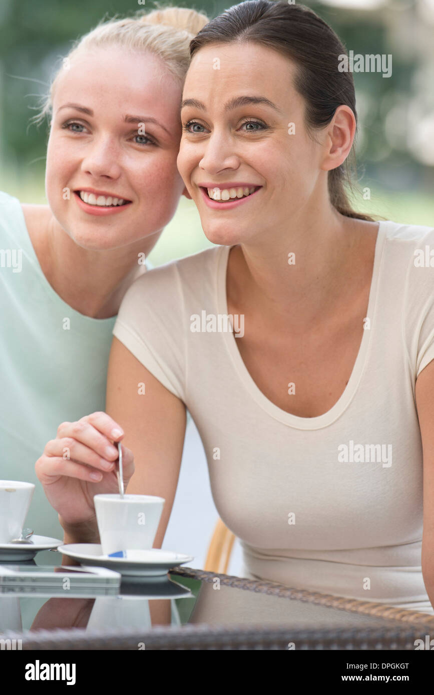 Freunde, die zusammen Kaffee und gossipping Stockfoto