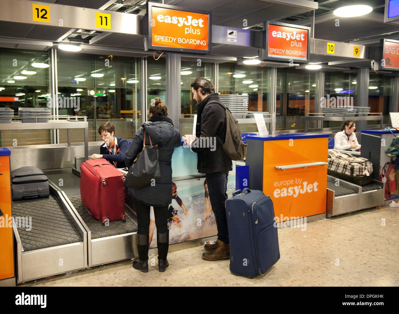 EasyJet Speedy boarding Gepäck einchecken, Flughafen Genf, Schweiz-Europa Stockfoto