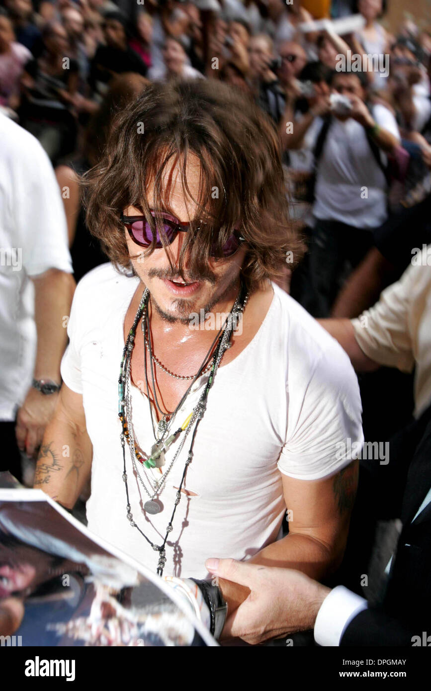 27. Juli 2006 - New York, New York, USA - DEPP MANIE tritt außerhalb der ED SULLIVAN Theater JOHNNY DEPP Anzeichen für FANS als verlässt er die LETTERMAN-SHOW. WEST 53RD STREET 27.07.2006. 2006..JOHNNY DEPP. K49133RM. (Kredit-Bild: © Rick Mackler/Globe Photos/ZUMAPRESS.com) Stockfoto