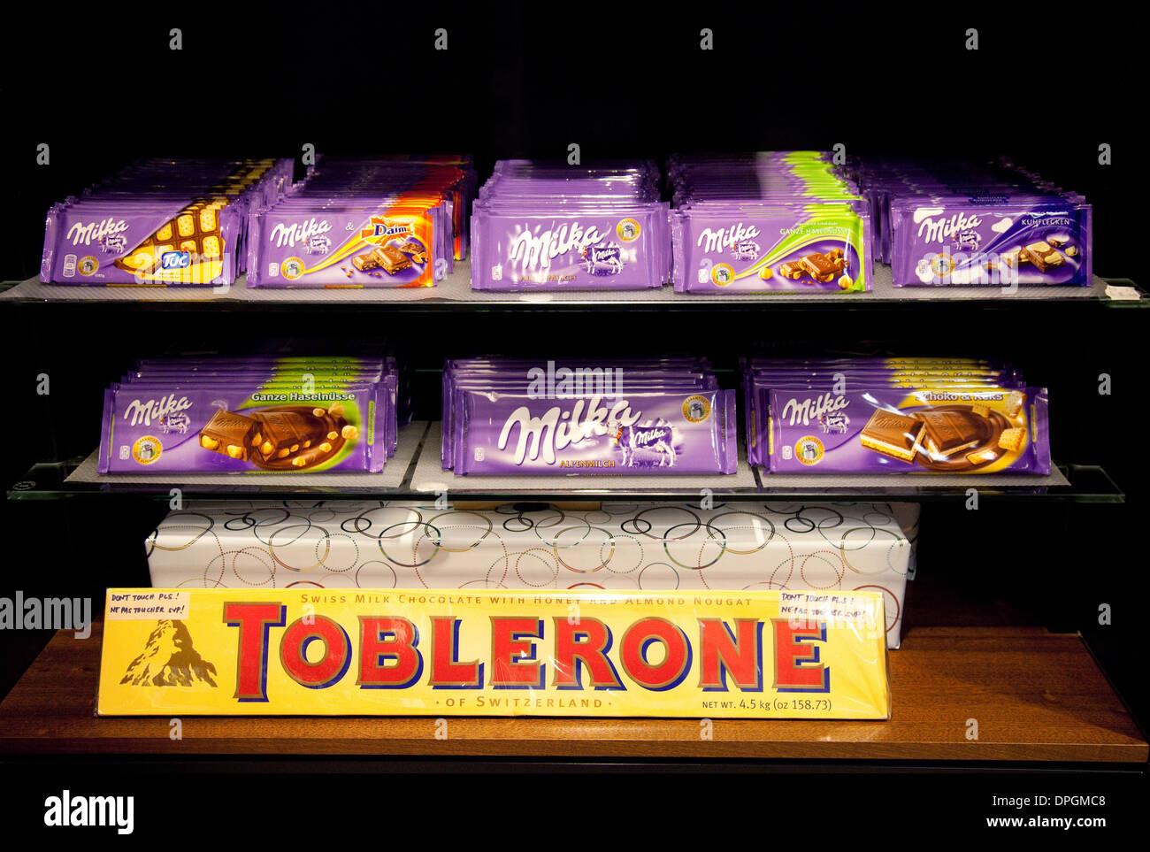 Schweizer Schokolade zum Verkauf in den Regalen - Toblerone und Milka  Stockfotografie - Alamy