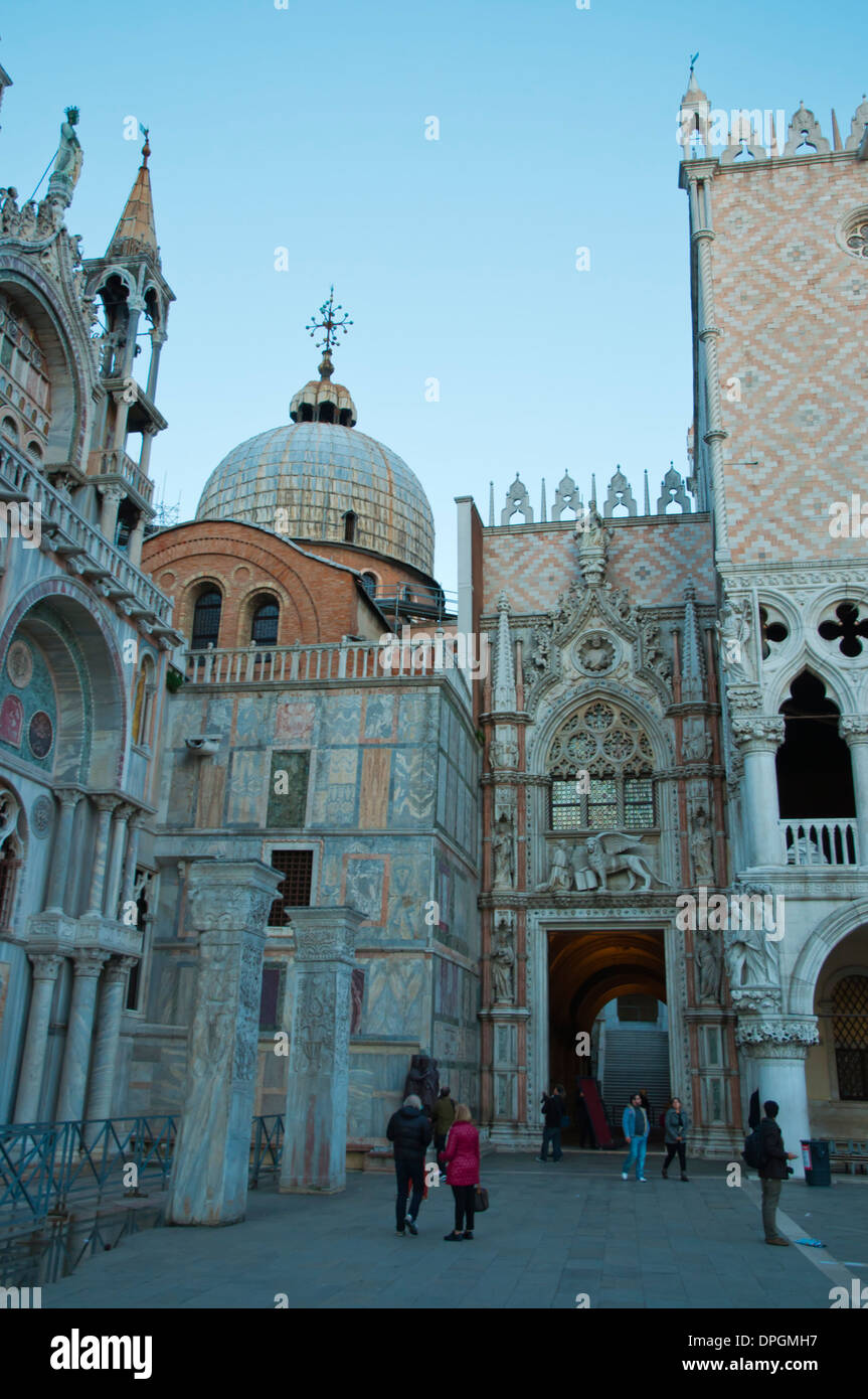 Porta della Carta Tor zwischen Palazzo Ducale und Basilica di San Marco, Piazza San Marco die Markus Platz Venedig, Italien Stockfoto