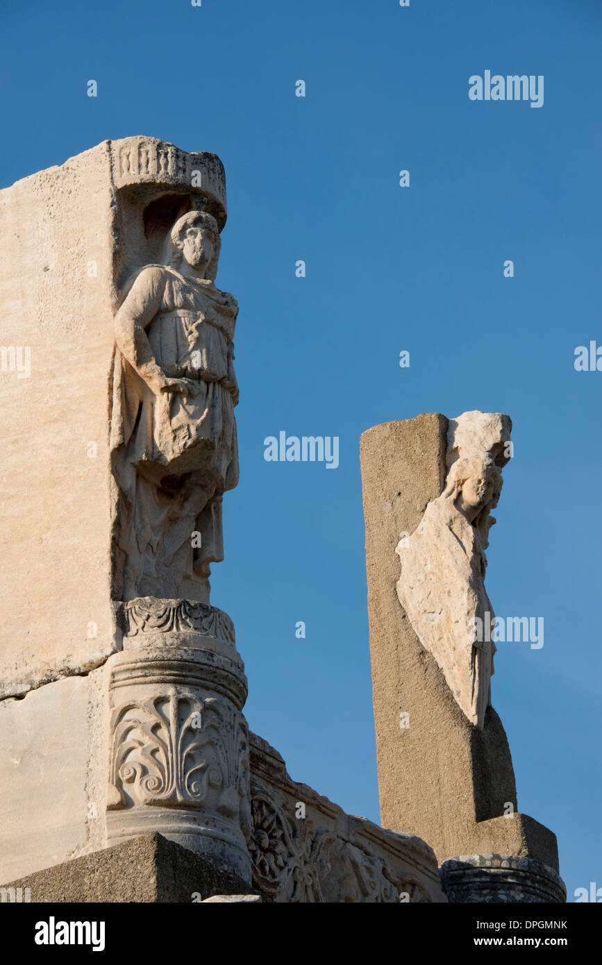 Türkei, Kusadasi, Ephesus. Geschnitzte Figuren auf Spalten des antiken Tempels von Domitian. Stockfoto