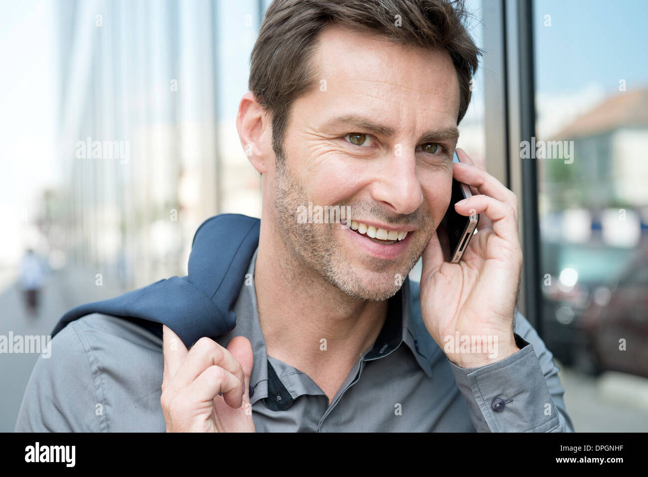 Reifer Mann Telefongespräch mit smartphone Stockfoto