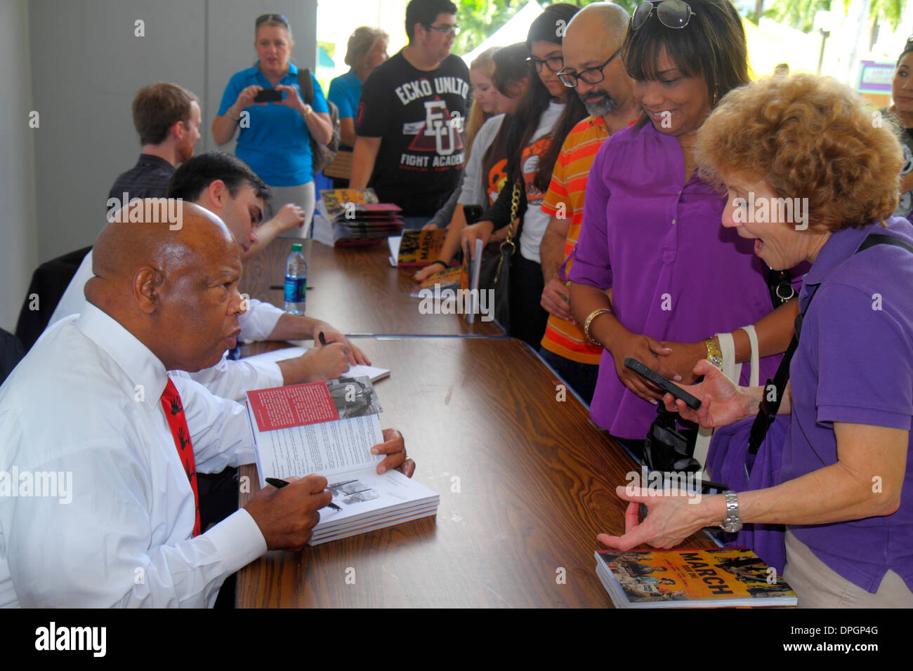 Miami Florida, Book Fair International, Miami Dade College, Festival, Author Signing, Autogramming, Repräsentant John Lewis, Bürgerrechtsführer, Politiker Stockfoto