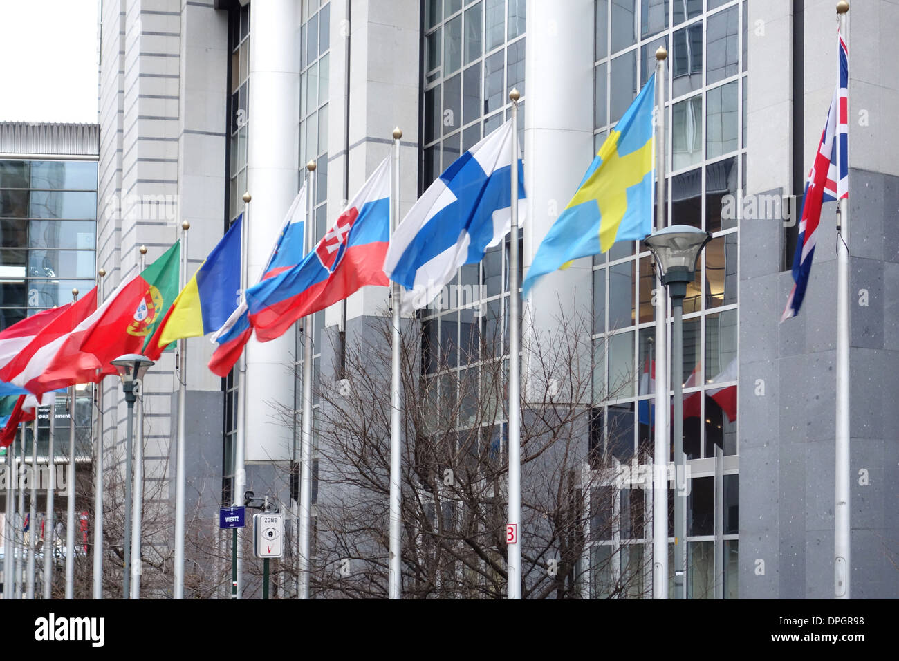 EU-Flaggen fliegen, vor den Gebäuden des Europäischen Parlaments in Brüssel, Belgien. Stockfoto
