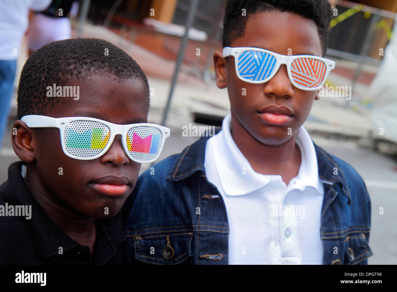 Miami Florida, Black Boy Jungen, männliche Kinder Kinder Kinder Jugendliche, Freunde, Sonnenbrille, gut angezogen, FL131231075 Stockfoto